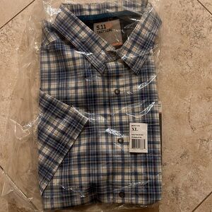 New with tags! Men’s 5.11 tactical plaid button down shirt, snap enclosure.